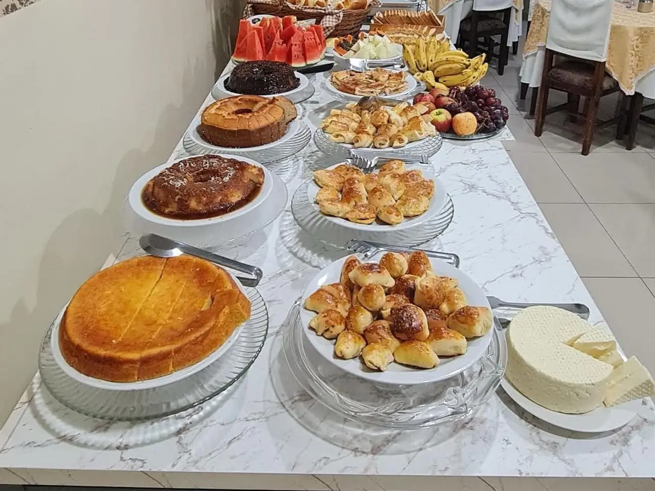 Buffet do café da manhã com bolos, pães e frutas
