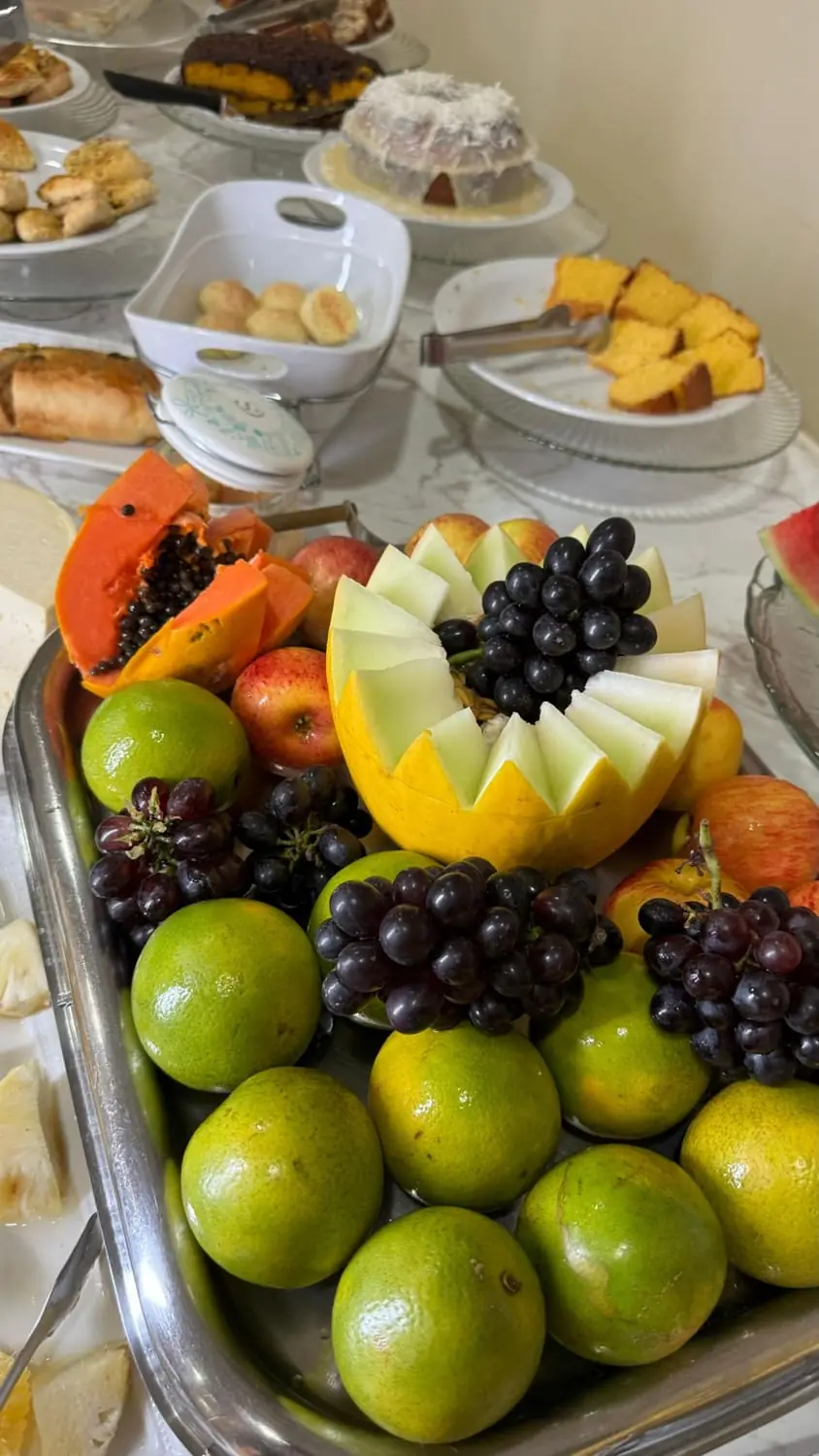 Frutas frescas servidas no café da manhã