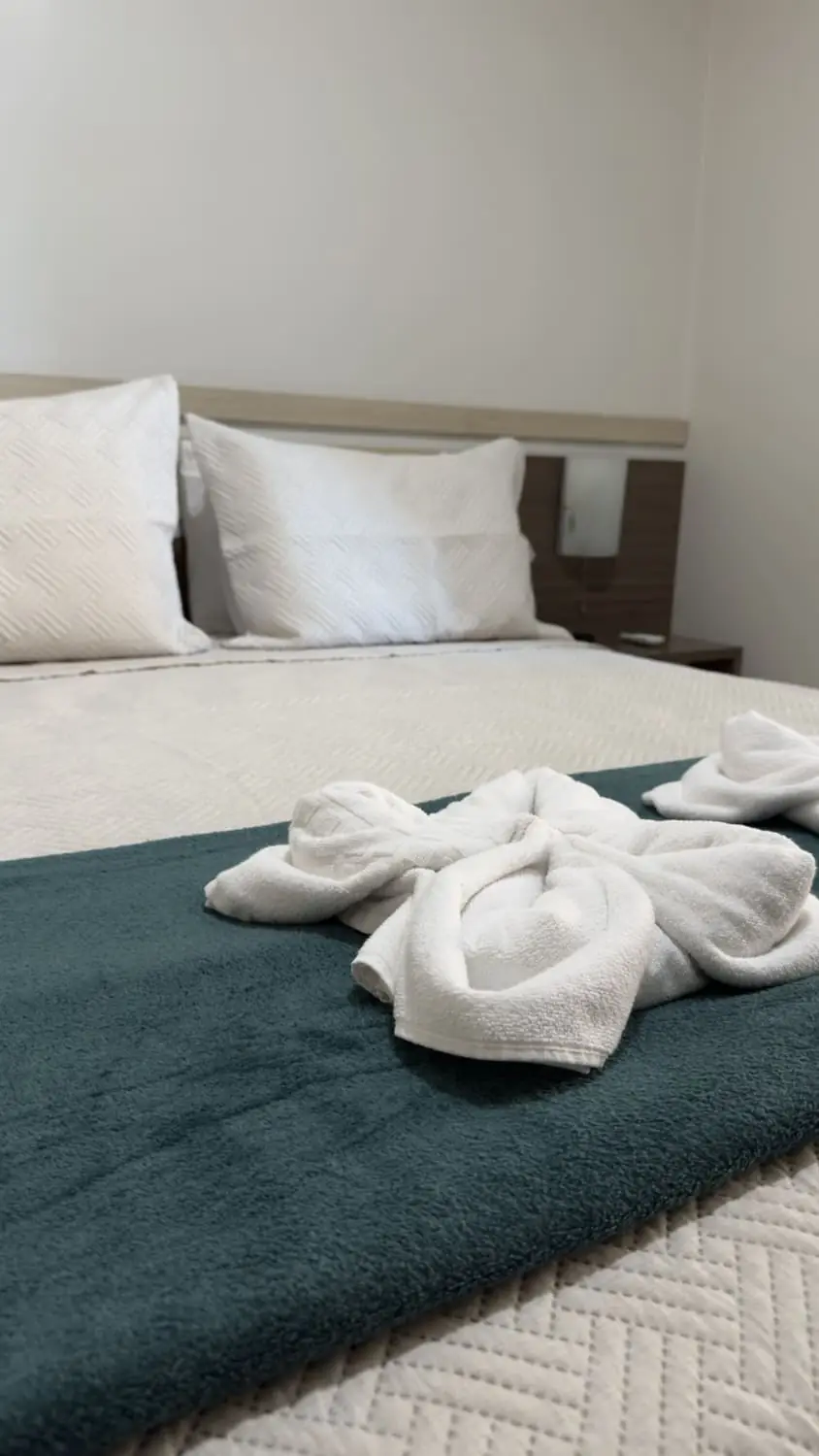 Apto Luxo com cama Queen e enxoval branco