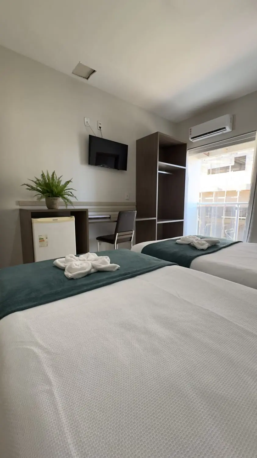 Apto Luxo Duplo com duas camas de solteiro e armário