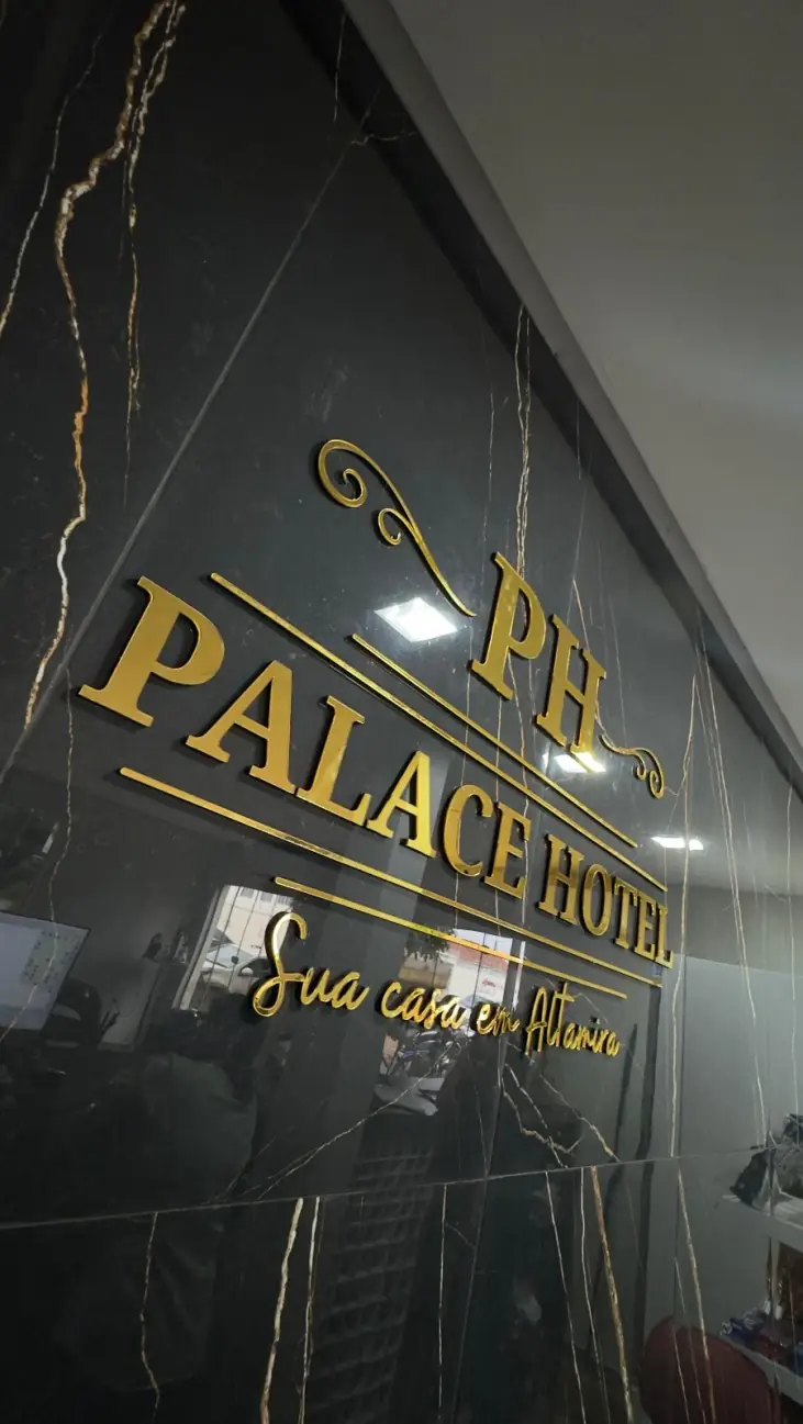 Letreiro dourado PH Palace Hotel — Sua casa em Altamira na entrada