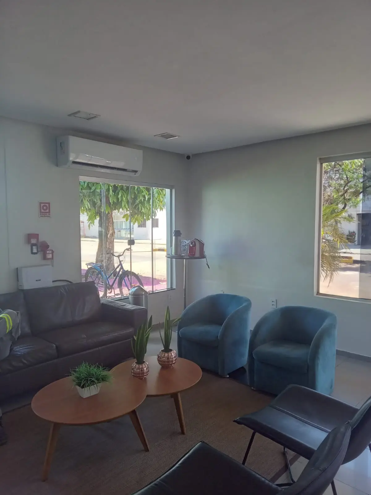 Lounge com poltronas junto à janela